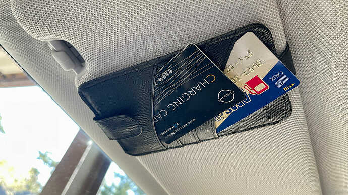 充電用の「ZESP3」カードと、洗車専用のクレジットカードが車載されていました。