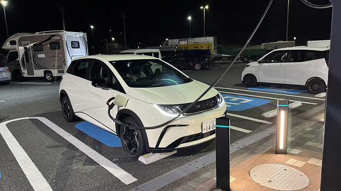 ドルフィンの充電口は右フロントフェンダーにあるので、充電器によっては前向き駐車が必須となる。