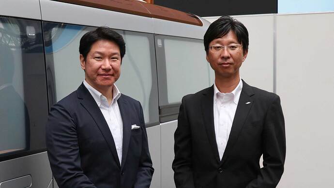 フォロフライの小間氏（左）と、シャープの長田氏。