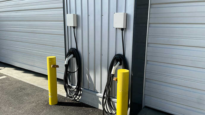 この営業所には出力6kWのケーブル付き充電器が設置されていました。ラベルを見ると、ジゴワッツ製。