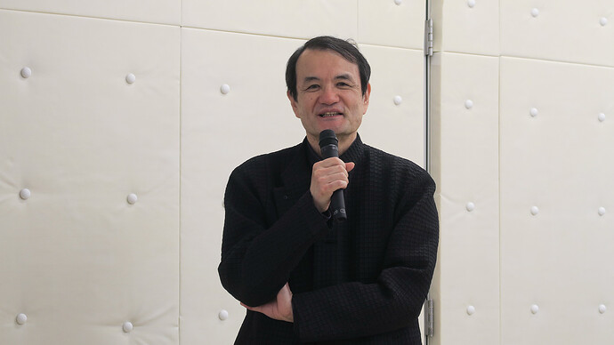 存在感の美しさを追求したと説明する山中氏。