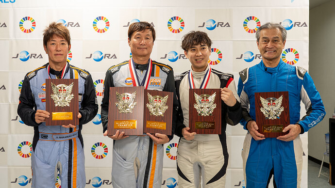 年間王者のみなさん。左からYUU選手、KIMI選手、モンド選手、廣瀬選手。