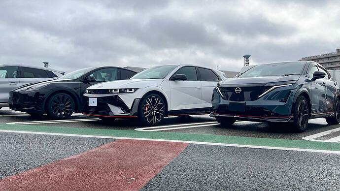 自身のYouTubeチャンネル企画でアリアNISMOとヒョンデIONIQ5 N、テスラモデルYパフォーマンスで電費競争を実施したものの、アリアNISMOの電費は最下位に留まった。市販EVのパイオニアであるにも関わらずEV性能でも競合に劣る点が目立つのが気になるところ。