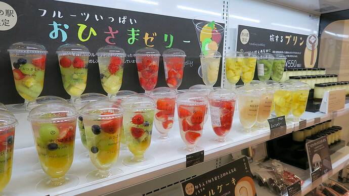 これぞ！という地場産品にオリジナルパッケージを施した限定商品もいろいろ並んでいました。