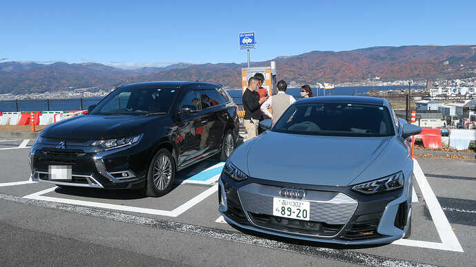 充電スポットではスタッフが参加者をサポート。