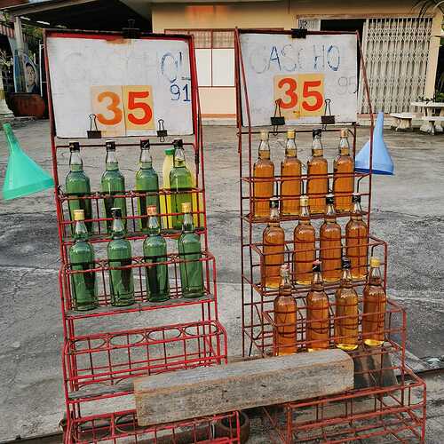 地方都市で販売されていた酒瓶ガソリン。日本ではあり得ない販売形態。