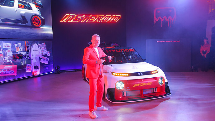 イベント参加者へのドレスコードは「Orange」。オレンジ色のスーツで熱弁を振るったHyundai Motor Group Hyundai Design Center長のサイモン・ロスビー氏。