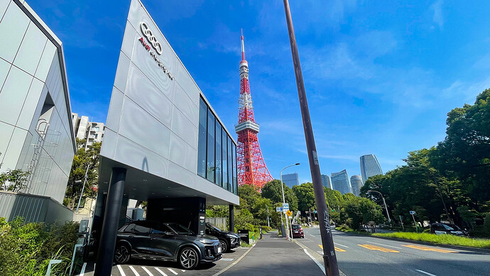 Audi charging hub 芝公園の隣にはイワタニの水素ステーション。ちょっと先には公道上の急速充電器（パーキングメーター区画）が設置されていて、ちょっとしたZEVパラダイスになっています。