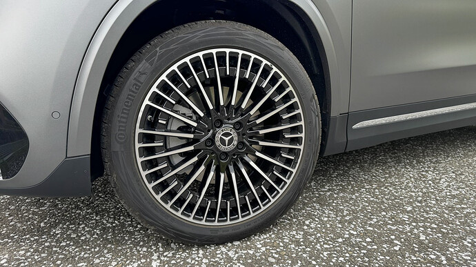 AMGラインパッケージ（55万円）に含まれる20インチAMGホイール。タイヤサイズは235/45R20、銘柄はContinental EcoContact 6だった。