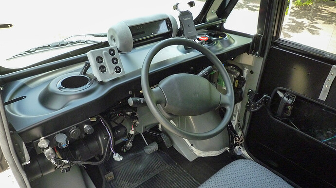 運転席は、車体中央に設定されている。座席両脇の床に、鞄など小物を置くゆとりがある。
