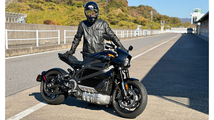 いよいよサーキット走行に挑む筆者。