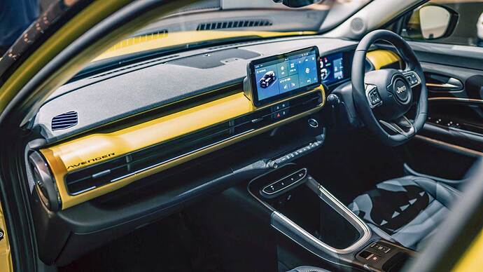 特別仕様車ローンチエディションのイエローダッシュボード。通常モデルはシルバー。