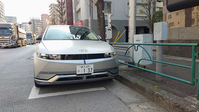 新目白通りのパーキングメーターにて。縁石は10cmほど寄せて駐車。