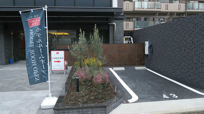 来客用駐車場はエントランス横のわかりやすい場所にありました。