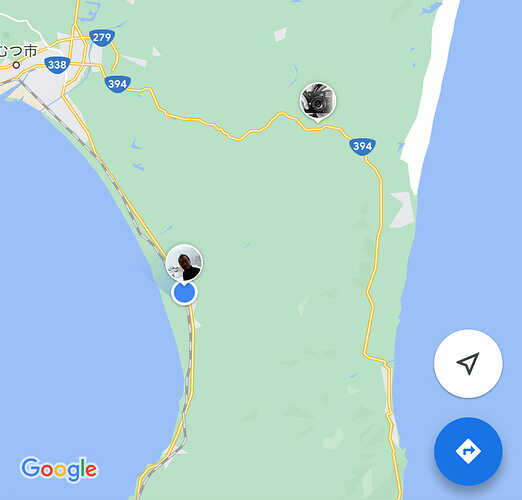 むつ市直前。左下の青丸（私）と木野さん（顔アイコン）の差は推定1km程度。右上アイコンの篠原さんは別ルートでむつ市街の急速充電器を目指すデッドヒートになりました。