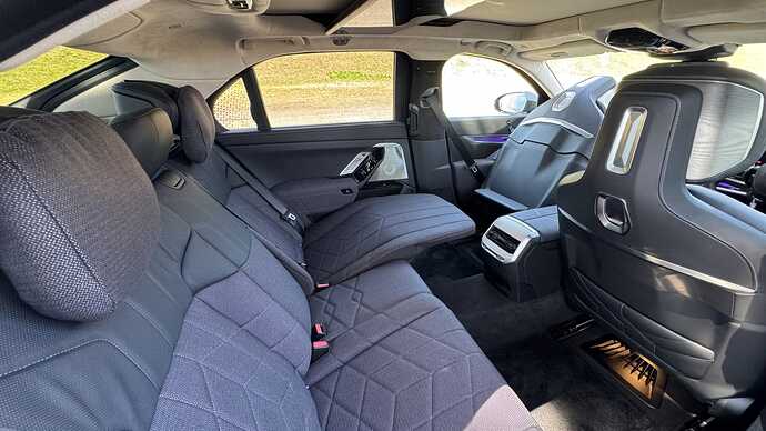 エグゼクティブ・ラウンジ・シート（30.1万円）は、リヤ・コンフォート・パッケージ（61.9万円）と組み合わせる必要がある。筆者がドライビングポジションをとった運転席頭上は16cmの空間があった。そのまま後席に移動すると頭上は6cm、膝前には33cmもの空間が確保されていた。リヤドアのクオーターガラスは三角形のグラデーションの模様により後席のVIPのプライバシー性を高めている。