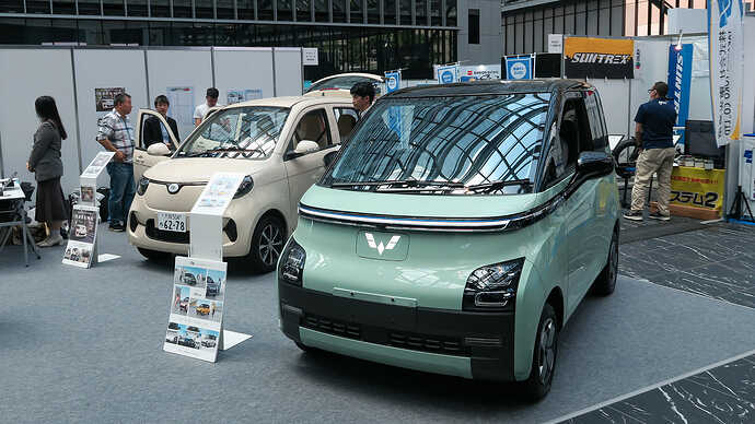 宏光MINI EVの兄貴分、Air EV も並んで展示されていました。