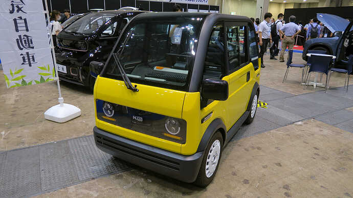 登壇いただいた2車のパーソナルEVも展示。KGモーターズのミニマムモビリティコンセプト。