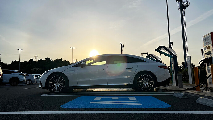 EQSで90kW級充電器を使用すると、SOC10-80%で61分の充電時間を要します。