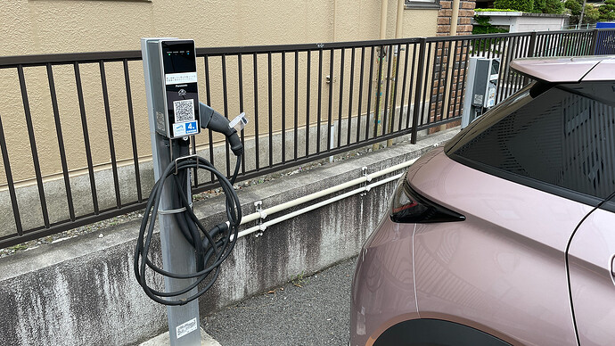 ステーションには普通充電器が設置されていました。