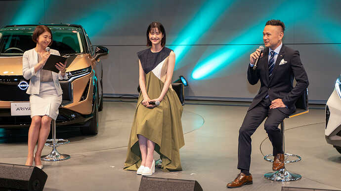 横浜の日産グローバル本社で行われた発表会。女優の松本若菜さん(中央)と日産の増田泰久さん(右)らがEVについてトーク。