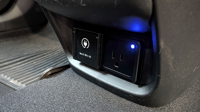 車内でAC電源が使えるV2LアクセサリーコンセントやV2H機能は、ベースグレードのカジュアルでも標準装備。