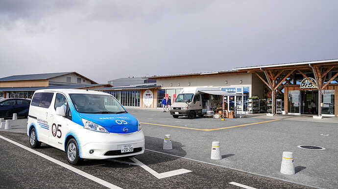 「道の駅なみえ」で利用客の乗車を待つ「なみえスマートモビリティ」の5号車。車種は日産のEVワゴン「e-NV200」。