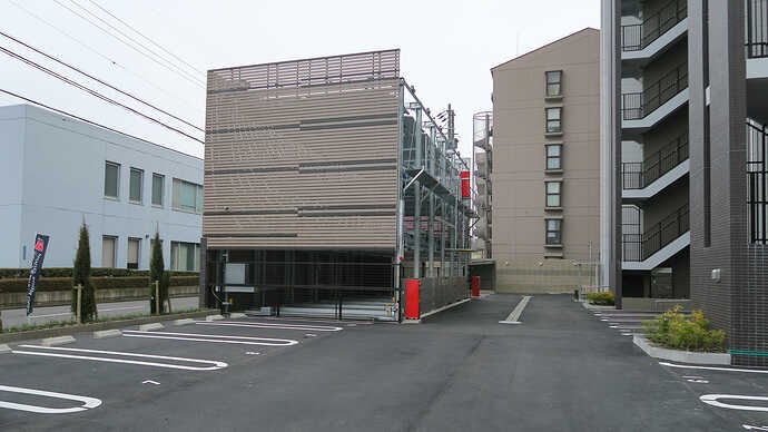 敷地内には機械式を含めて戸数分以上の駐車区画が用意されています。