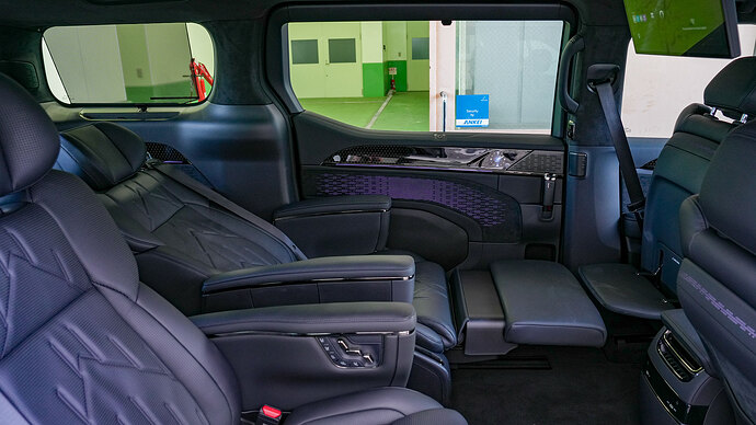 運転席からの操作でもフルリクライニングして「おやすみ」モードに。