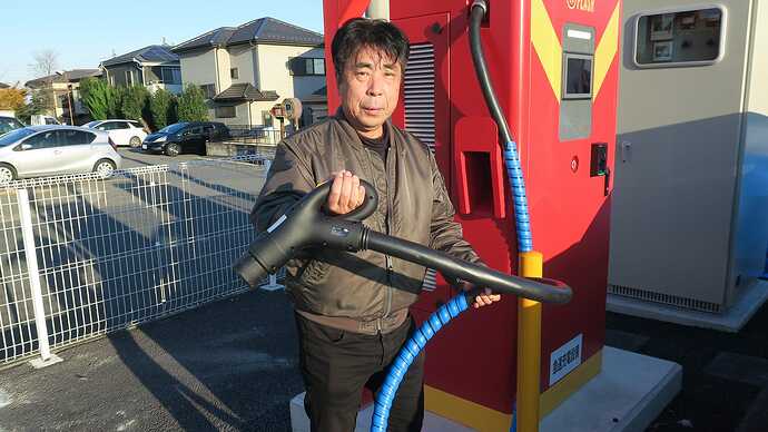 ブーストなしの250A出力だからということでしょう。90kW器の1.5倍くらいの太さがありそうなケーブルは、とても重くて固かった。吊り下げ式などの工夫が欲しいと感じます。