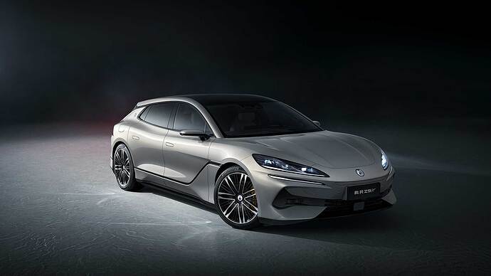 Denza Z9GTはBEVとPHEVをラインナップして10月は3089台を販売。11月中に投入されるセダンバージョン「Z9」を合わせて1万台級の販売ボリュームが期待されています。