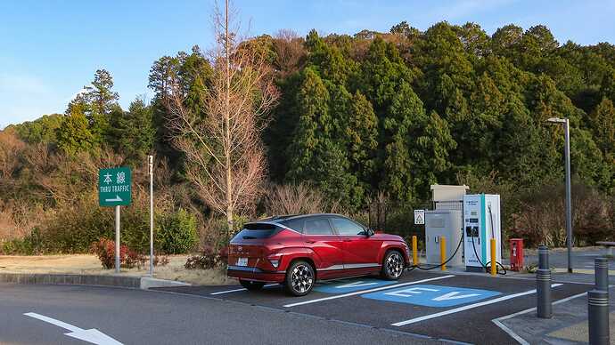 往路掛川PAにて充電。最大71kWが確認できたけど、この直後、もう1台が入ってきて出力50kW程度に低下しました。