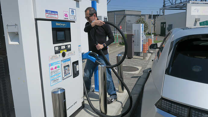 まあ、たしかに、90kWのケーブルを片付けるのは大変ですけど。