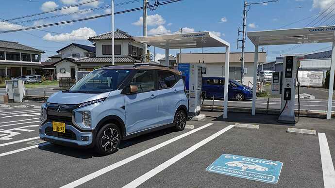 日産ディーラーで充電。屋根付きで複数台設置だった！