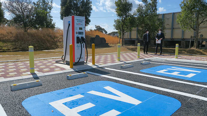 右端2台分が150kW器の充電区画(浜松SA下り線)。