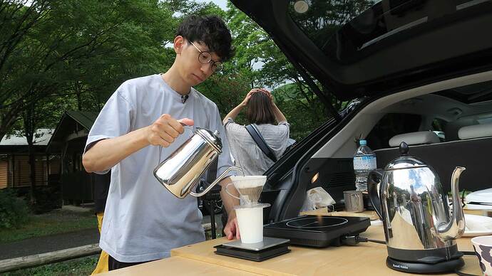 YouTuber、僕テスのトシさんもテスラで参加。朝は豆から挽いたこだわりのコーヒーを淹れてみんなにふるまっていました。