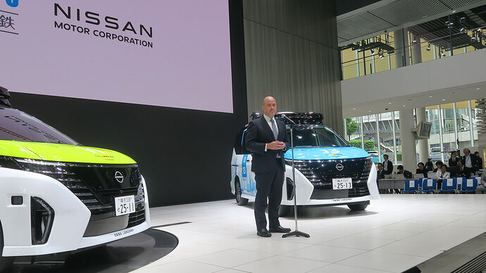 「日産が移動サービスに挑戦する意義深い一歩になる」と挨拶する日産のイヴァン・エスピノーサ代表執行役社長兼CEO。