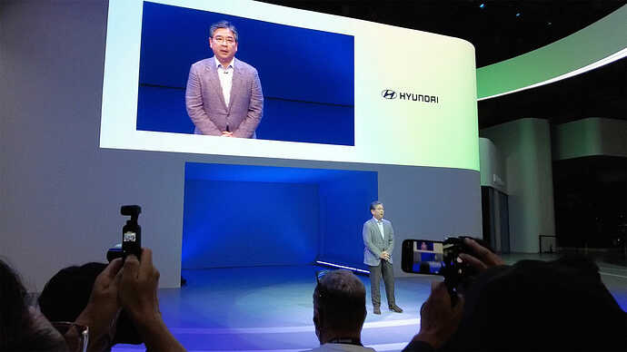 ツアーのメインイベントは14日、釜山モーターショーのプレスデーに行われた IONIQ 6 のワールドプレミアでした。