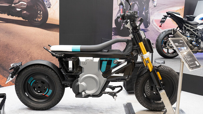 BMW「CE02」
