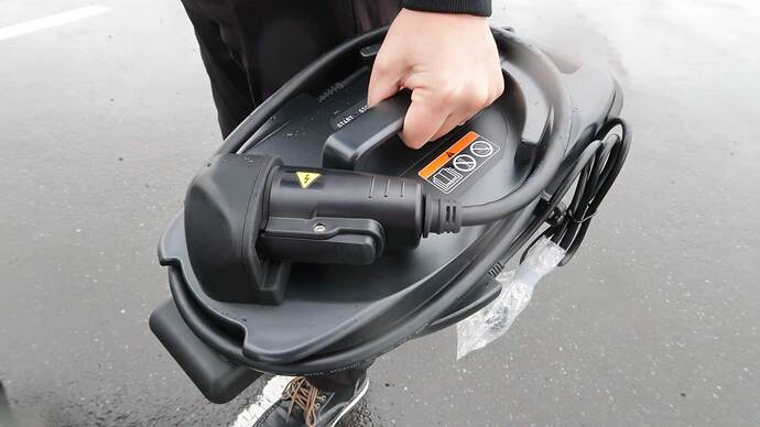 ポータブル充電器は座席下に収納できます。充電器を積んでいなければヘルメットを入れられます。