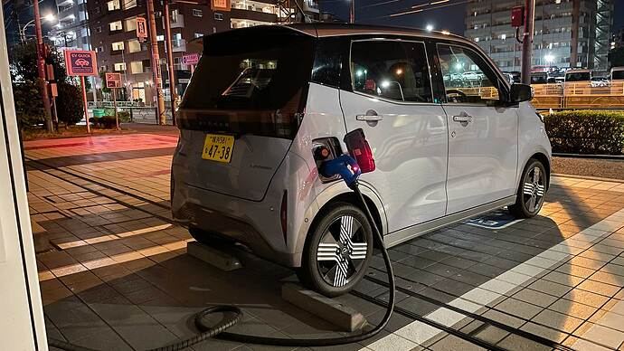 充電1回で白馬から東京走破に成功。自宅近くの日産ディーラーに到着しました。