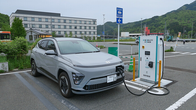 ダイヘン製の50kW器に更新された道の駅ようか但馬蔵。
