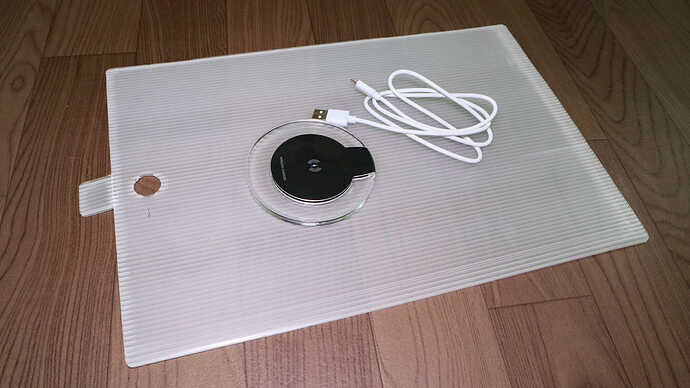 家にあったワイヤレス充電器とプラ段。