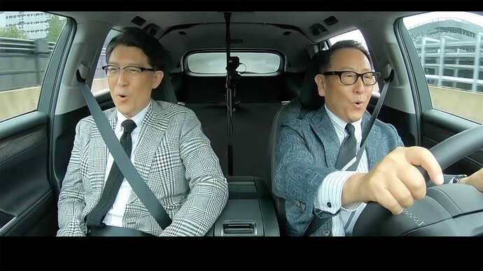 レクサスRZ BEVのドライブを楽しむ豊田章男社長とレクサスのチーフブランディングオフィサー佐藤恒治氏（トヨタ公式動画より引用）