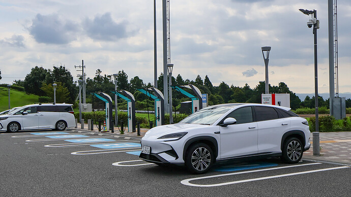 充電スペースがトイレや商業施設から近いのはいいが、一般車の駐車スペースと分離されていないため、マナー違反の車に充電スペースを塞がれることが少なくない。