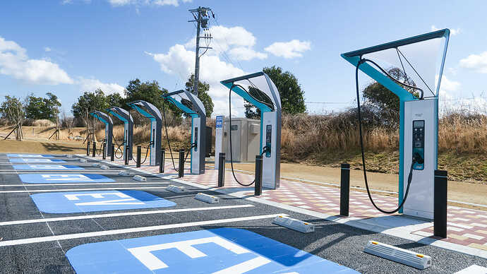 新東名浜松SA（下り）に設置されたニチコンマルチプラグ器の最大出力は90kW。ただし、90kWは15分に制限されていたり、複数台が同時充電すると出力が分割されるなどの制約もあります。