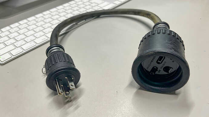 こういう変換アダプタがあれば、リーフ純正の200V用ケーブルでも充電できる、かも知れません。