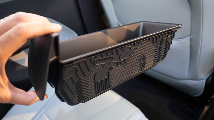 車内のごみ箱として使える取り外し可能なボックスにはヘラジカのモチーフが。