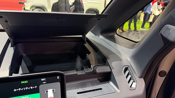 運転席前のダッシュボードにも収納が。