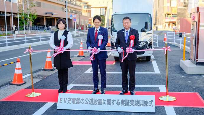 写真左から eMPの四ツ柳尚子社長、横浜市の山中竹春市長、横浜市議会議長の瀬之間康浩さん。